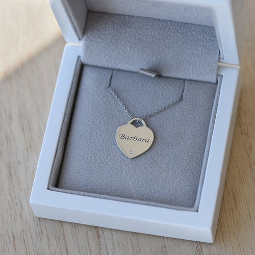 Anhänger in Herzform mit Diamant und Gravur Fabianne