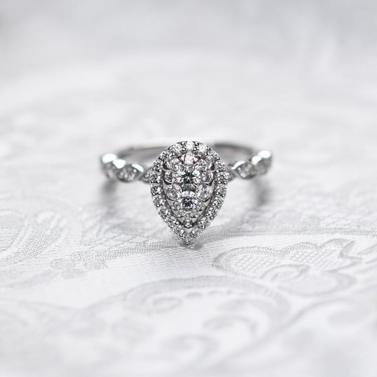 Ring mit Diamant in Tropfenform 49585