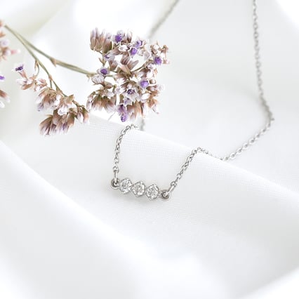 Minimalistisches Armband mit drei Diamanten Ohana