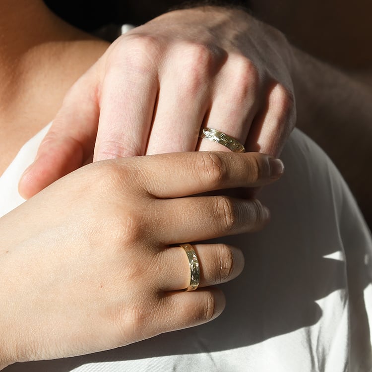 Eheringe mit einer Gravur wie eine Holzmaserung und Diamanten Dyanna 118333