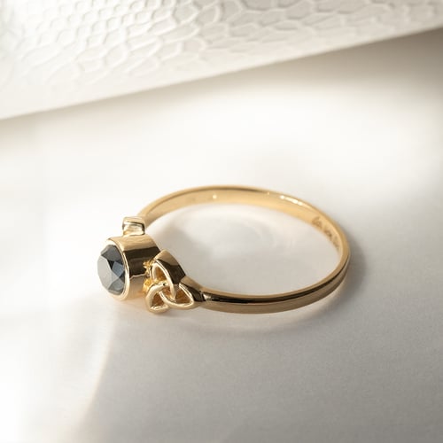 Geflochtener goldener Ring mit schwarzen Diamanten Lorey