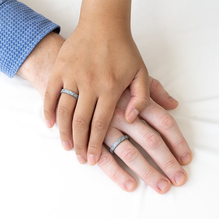 Leicht abgerundete Eheringe aus Carbon und Gold mit Diamanten Otis 127240