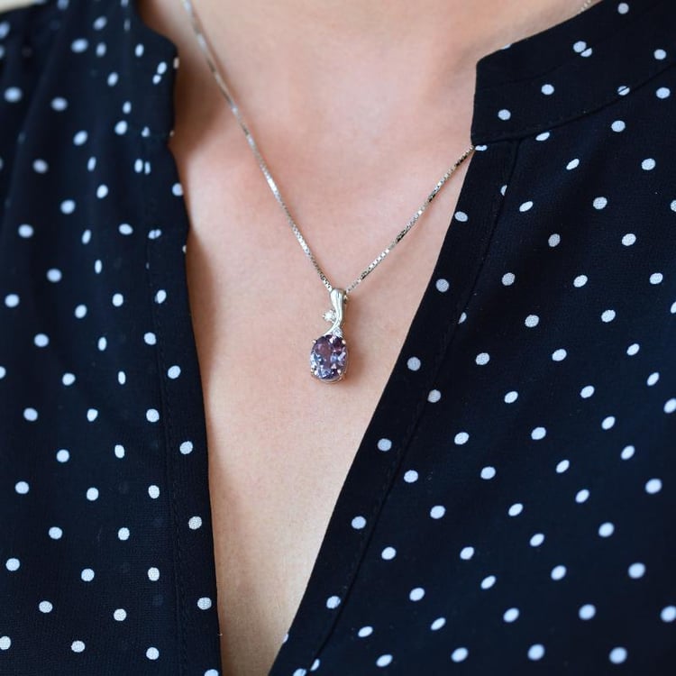 Silberanhänger Alexandrit und Zirkonia auf dem Hals 22632