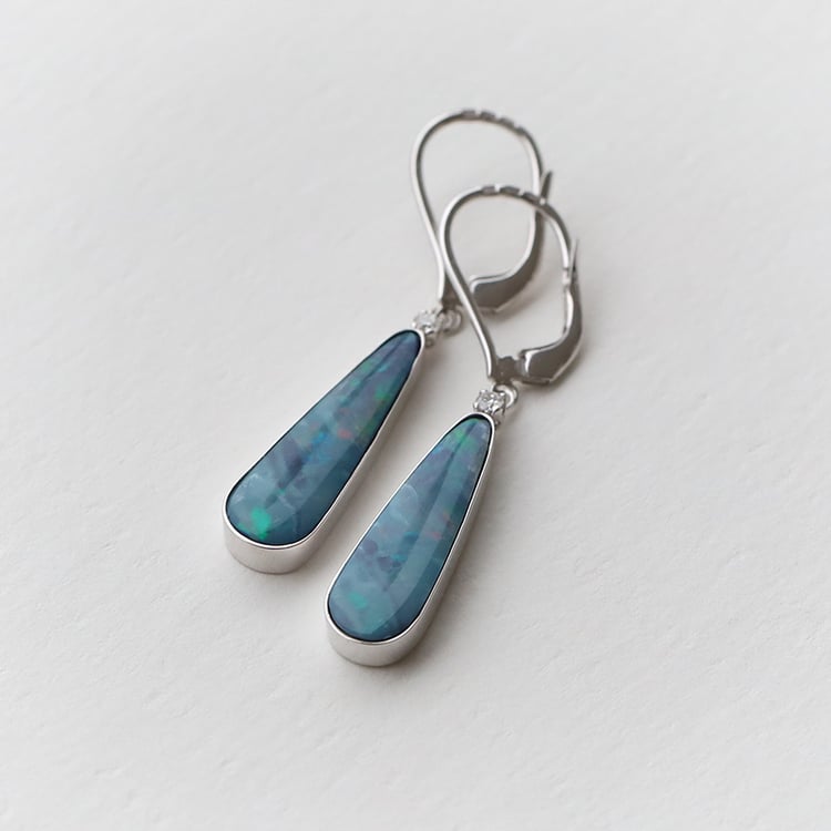 Goldene Hängeohrringe mit blauen Opalen und Diamanten Wilma 73838