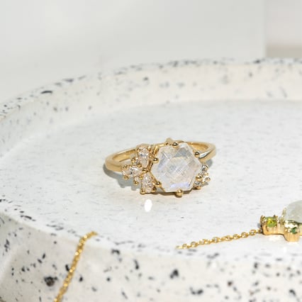 Einzigartiger Ring mit Mondstein und Moissaniten Anita