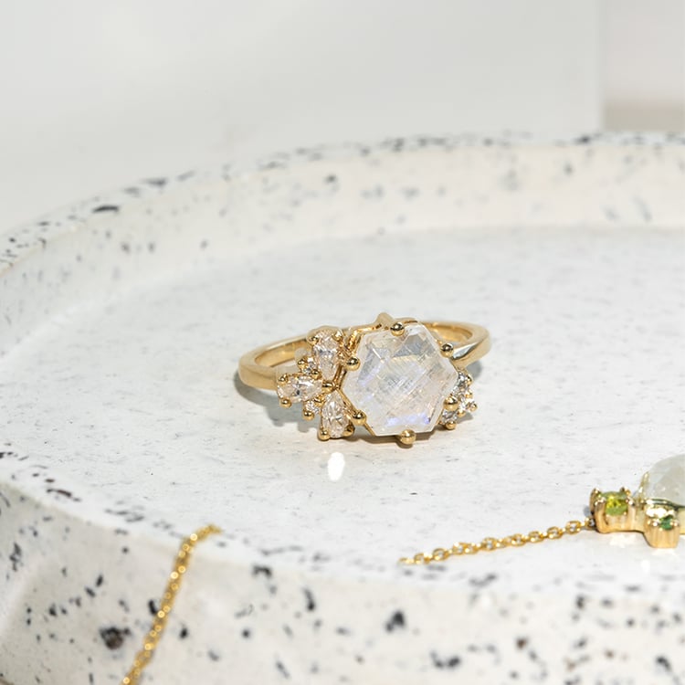 Einzigartiger Ring mit Mondstein und Moissaniten Anita 123809