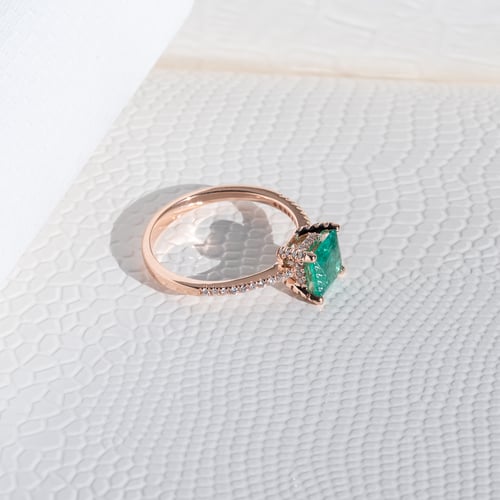 Ring mit einem Smaragd in Princess Form und Diamanten Kip
