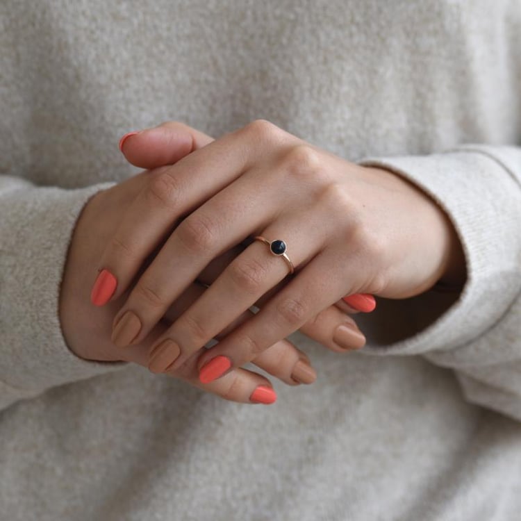Goldener minimalistischer Ring mit schwarzem Opal Stowy 52362