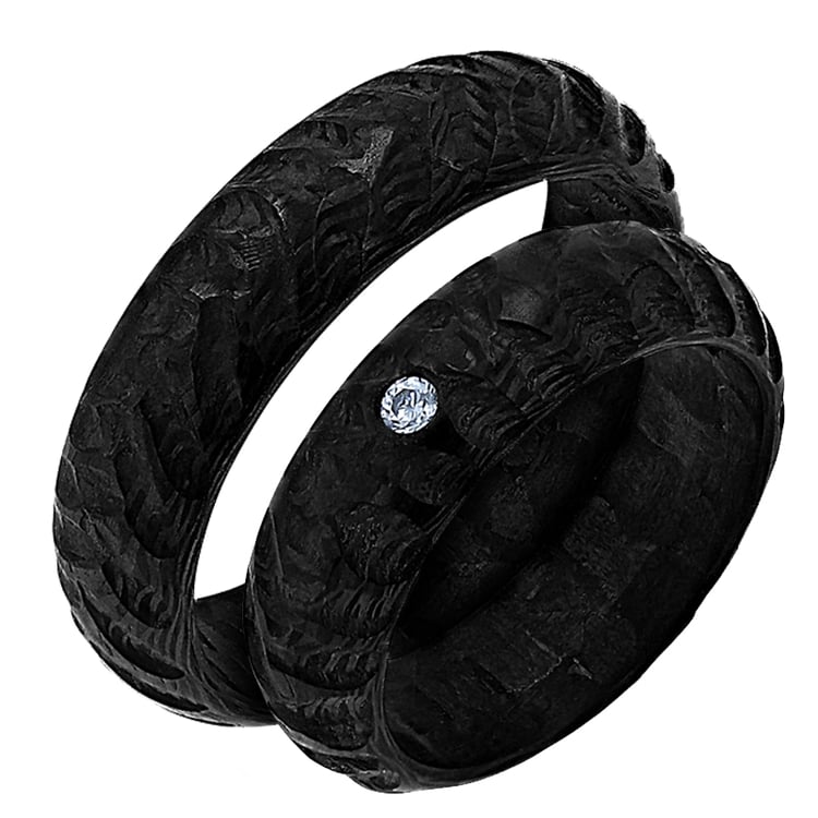 Trauringe aus Carbon mit atypischer Oberfläche und Diamant Mingus