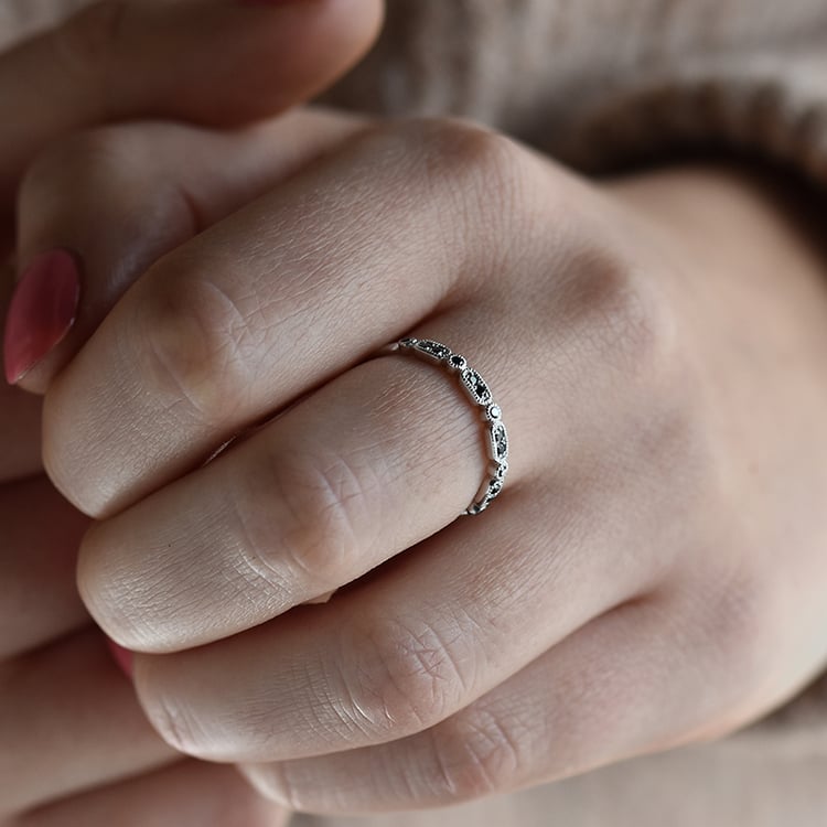 Ring aus Gold mit schwarzen Diamanten halbbesetzt Liam 41118