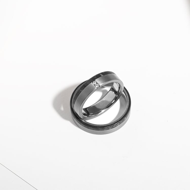 Ehering aus Tantal mit Carbon und Diamanten Brett 141132