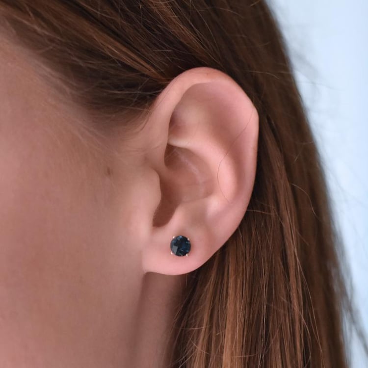 Goldene Ohrringe mit blauen Topasen Hulda 15582