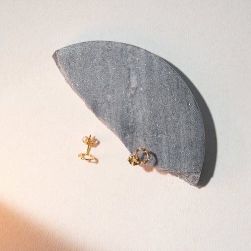 Goldene Karma Ohrringe mit Diamanten Hart