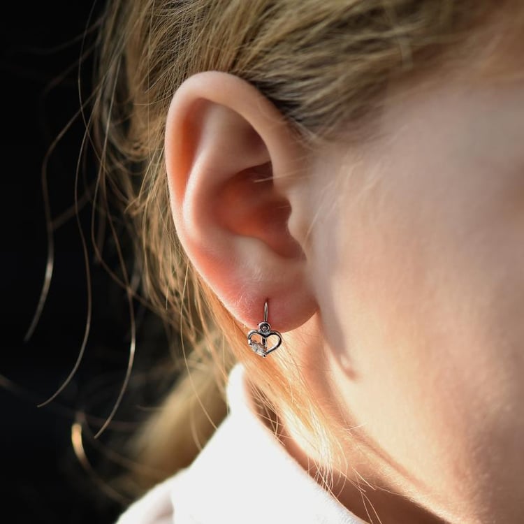 Goldene Kinderohrringe in Herzform mit weißen Saphiren Anastasia 39026