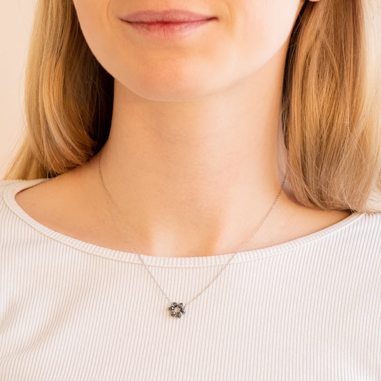 Goldene Kette mit einer Blume aus Salt´n Pepper Diamanten Efan 101053