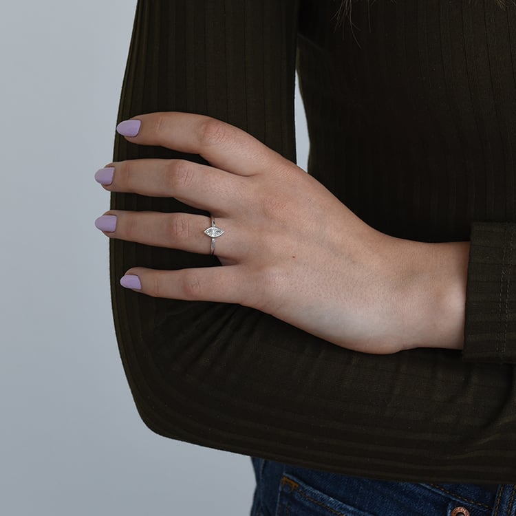 Damehand mit Ring in Gold 62631