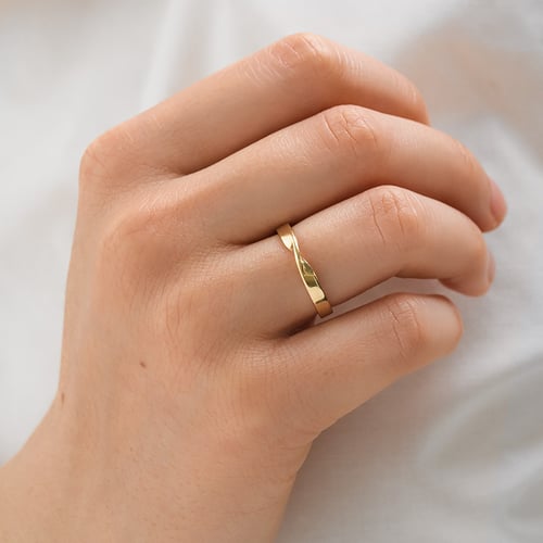 Goldene Eheringe mit Twist und Lab Grown Diamanten Lasha