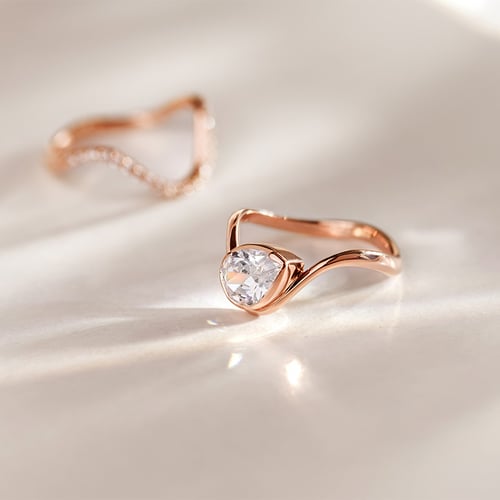 Atypischer Verlobungsring mit einem tropfenförmigen Lab Grown Diamanten Kylie