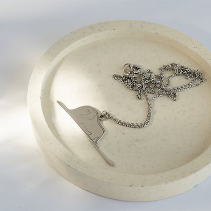 Silberner Anhänger Der Kleine Prinz mit einem Elefanten und einer Gravur