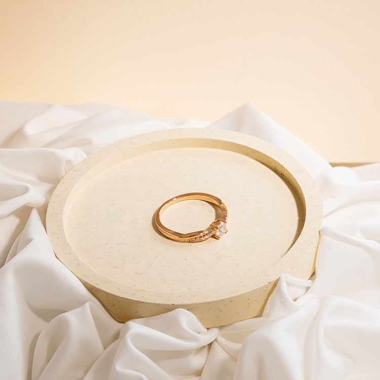 Verlobungsring mit seitlichen Diamanten und Diamant Aliye 120539