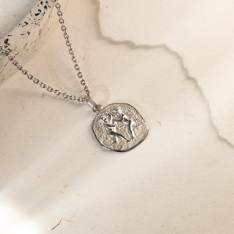 Silberanhänger mit Symbolen des Tierkreiszeichens 136685