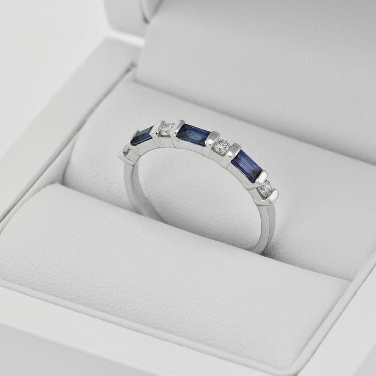 Eleganter Goldring mit Saphiren und Diamanten halbbesetzt Ailee 6409