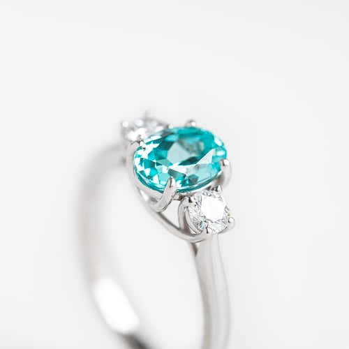 Goldener Ring mit einem Lab Grown Paraiba Turmalin und Diamanten Brink
