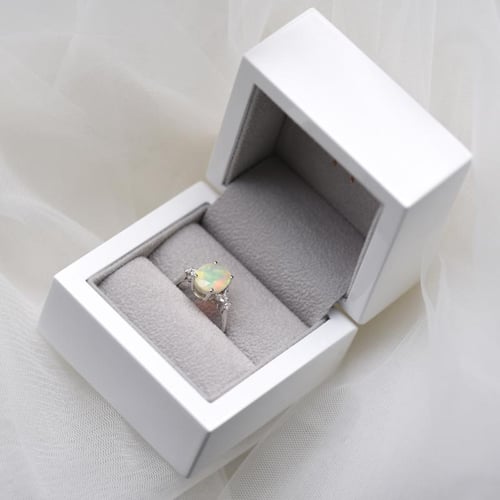 Goldener Ring mit ovalem Opal und Diamanten Melisa