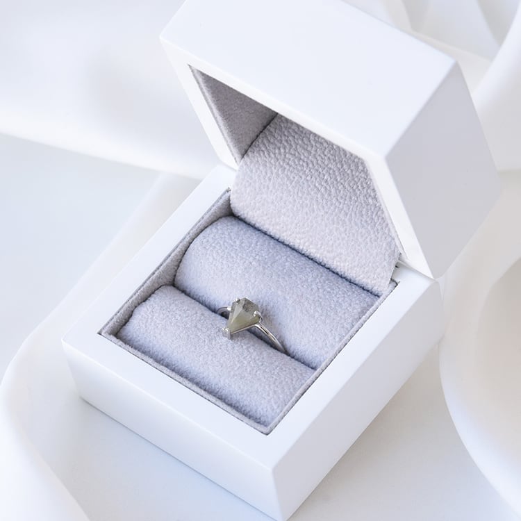 Ring mit Pentagon Salt and Pepper Diamant Azat 79488