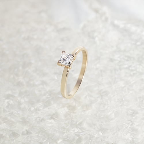 Verlobungsring mit Princess Diamanten Nangai