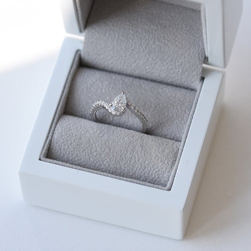 Verlobungsring mit Diamant in Birnenform Nala