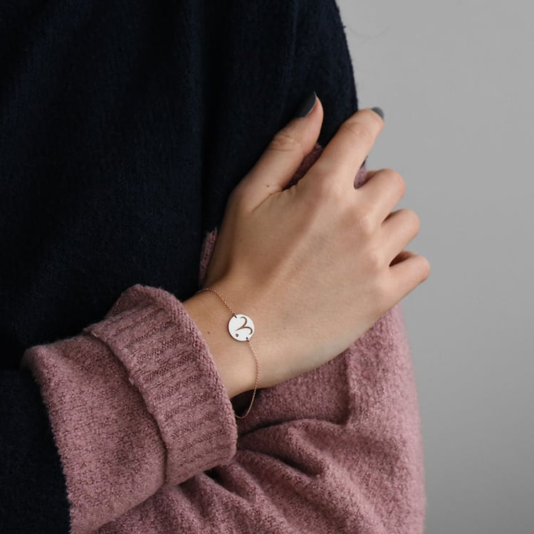 Goldarmband mit Widder Gravur auf dem Arm 73161