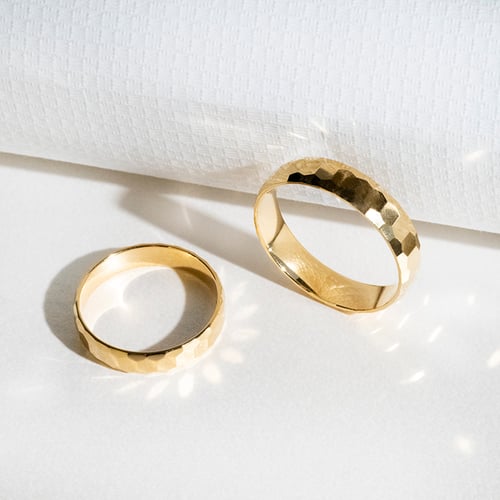 Goldene Eheringe mit Hammerschlag-Motiv Laurita