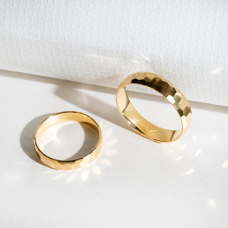 Goldene Eheringe mit Hammerschlag-Motiv Laurita 114107