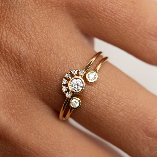 Ring mit einem halben Halo mit Diamanten Jorg