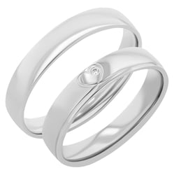 Goldene Eheringe mit einem Herzen und einem Diamanten Maline