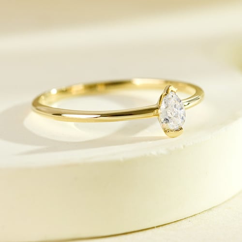 Minimalistischer Goldring mit einem Lab Grown Diamanten in Birnenform Valentin