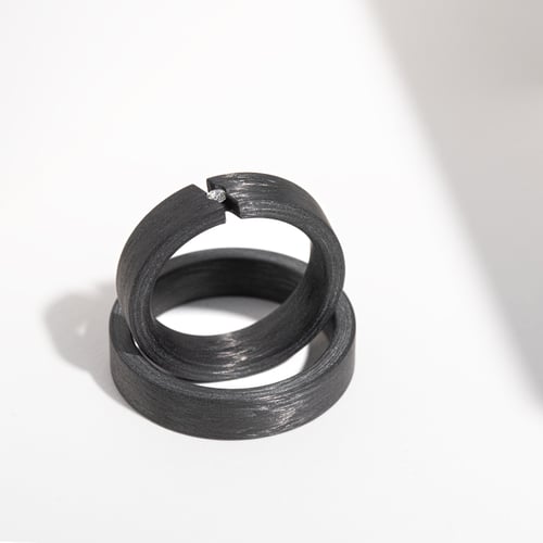 Flache Eheringe aus Carbon mit Diamant Sammu