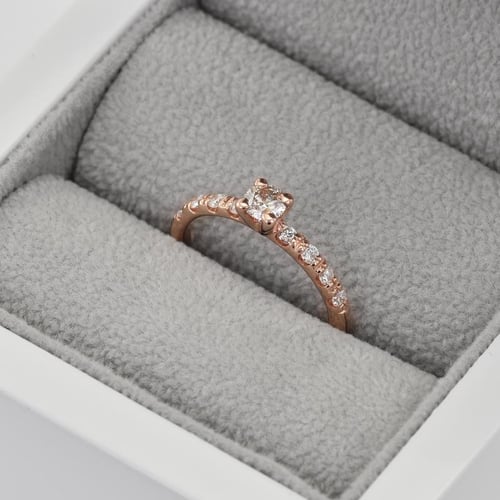Verlobungsring mit Moissanit und Lab Grown Diamanten Megha