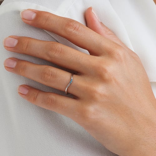 Silberner Ring mit drei blauen Diamanten Cason
