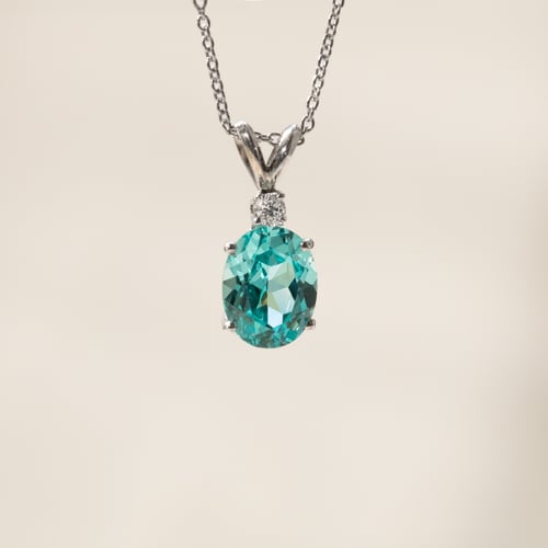 Goldener Anhänger mit einem ovalen Lab Grown Paraiba Turmalin Davi