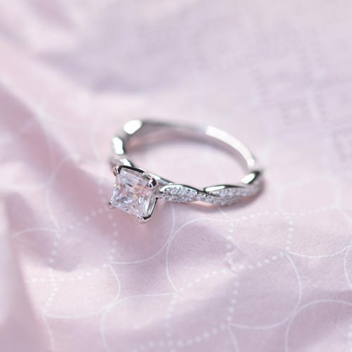 Goldener Verlobungsring mit Diamanten Boaz