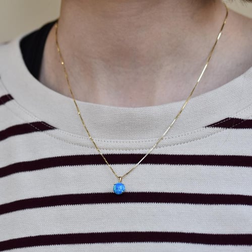 Blauer Opal im goldenen Anhänger Icy
