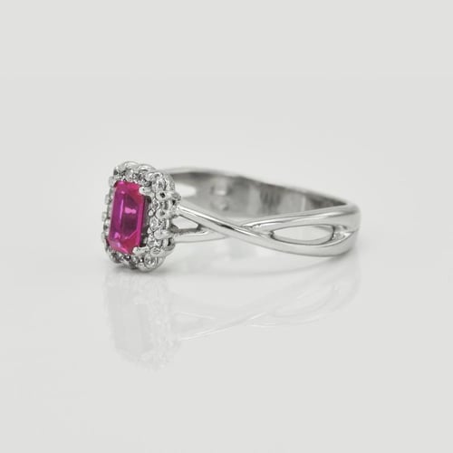 Zarter Goldring mit Diamanten und Saphir im Smaragdschliff Hali