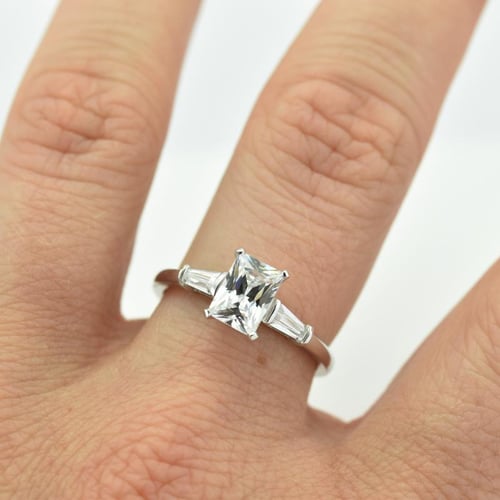 Verlobungsring mit Diamant und Baguette Diamanten Talmar