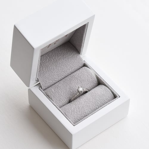 Klassischer Verlobungsring mit Diamant Tila