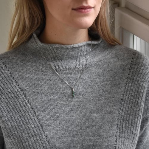 Silberne Anhänger mit natürlichen Smaragden Freesia