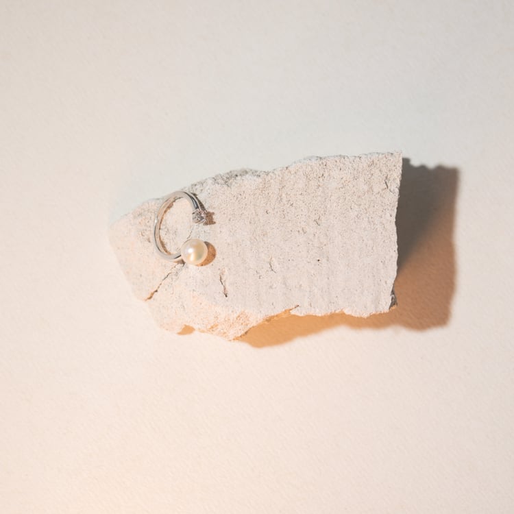 Silberner Ring mit einer weißen Perle und Zirkonia Eryn 104661