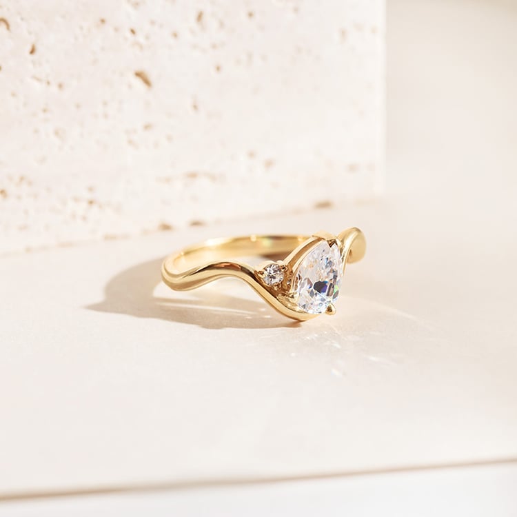 Silberner Ring in Wellenform mit einem tropfenförmigen Moissanit Mirjana 167326
