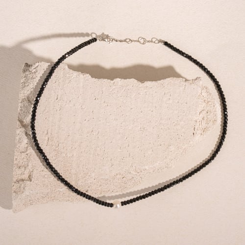 Silberne Kette mit Spinell-Perlen und einer weißen Perle Gibbs